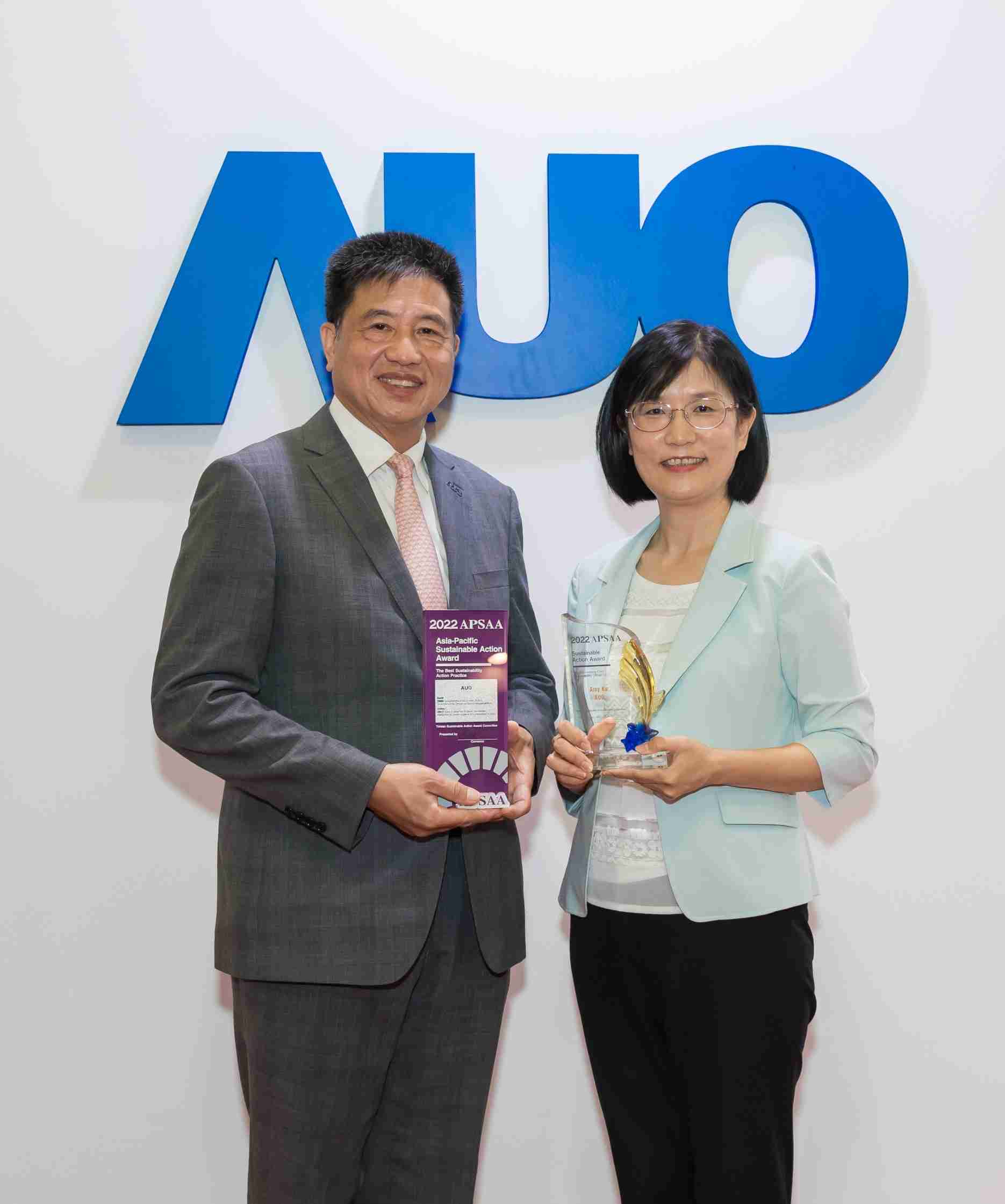 NG大舞台长期垫筑永续远景的基石，，，，透过ESG暨气候委员会逐步实践永续策略蓝图。。。。其中，，，NG大舞台光电永续长古秀华带领团队、、、制定中长期目标，，，，缔造多面向亮眼表现，，，获得「顶尖永续长奖」的个人奖殊荣（左：NG大舞台光电董事长暨执行长彭双浪，，右：NG大舞台光电永续长古秀华）