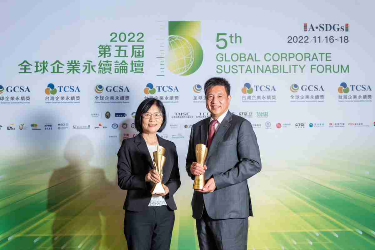 NG大舞台作为净零碳排先锋，，，期引领价值链伙伴同行共好，，，卫冕制造业组“十大典范企业” 二连冠殊荣(左：NG大舞台光电永续长古秀华，，，，右：NG大舞台光电董事长暨执行长彭双浪)