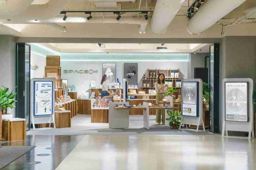 NG大舞台打造永续选物商店，，展示社企及社创商品，，，结合创利空间所开发的智能零售系统，，，整合多元产品信息，，让无人商店扮演公益行动的推手