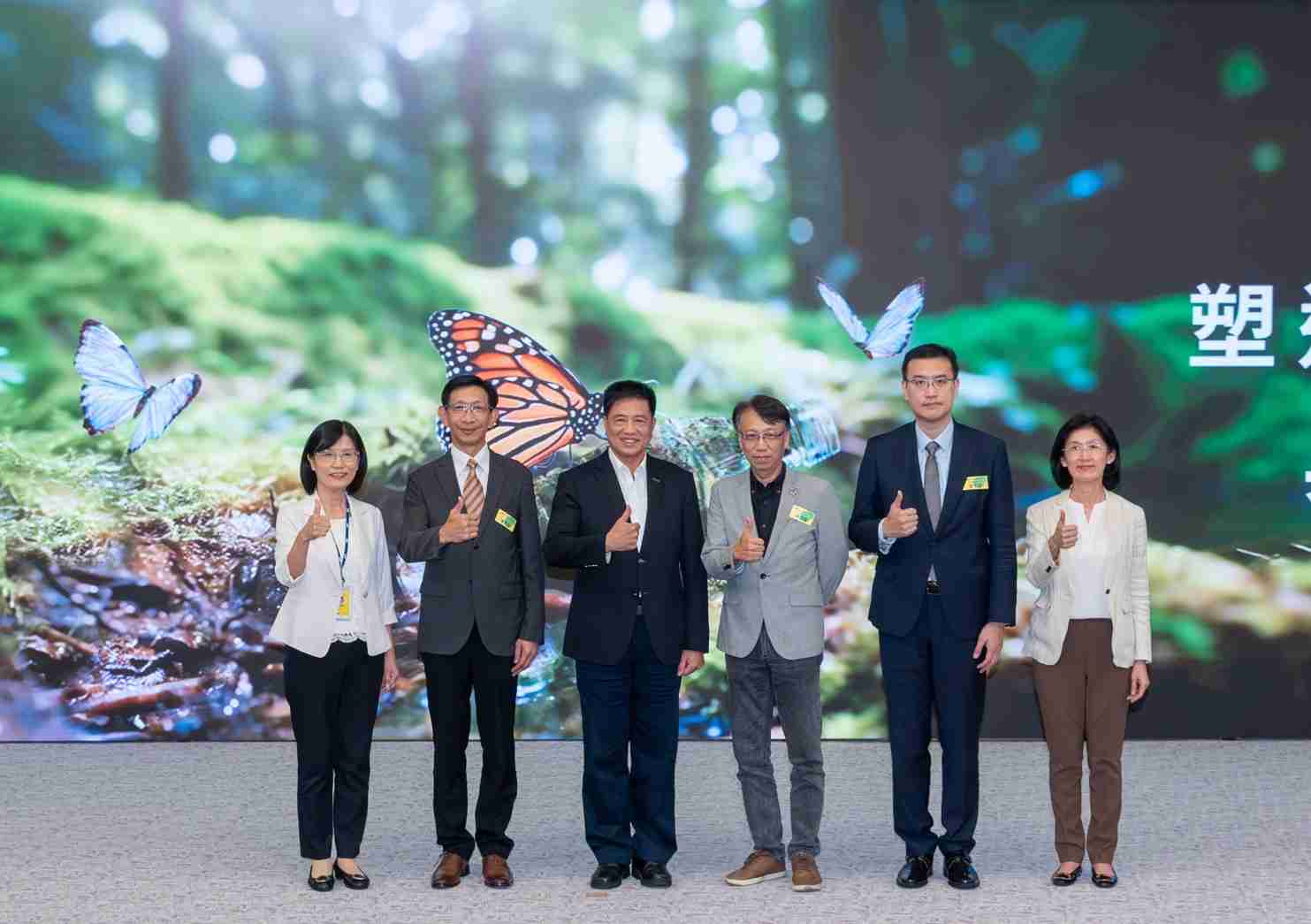 友達2023 CSR共榮大會，，，，邀請領域專家分享交流生物多樣性管理趨勢、、、無塑產品、、海廢永續塑料等議題  （圖左到右：友達光電永續長古秀華、、3M台灣技術長陳君杰、、友達光電董事長暨集團策略長彭双浪、、光寶科技企業永續發展處處長陳慶暉、、、安永聯合會計師事務所執業會計師曾于哲、、、、友達光電供應鏈總部副總經理吳宜芳）