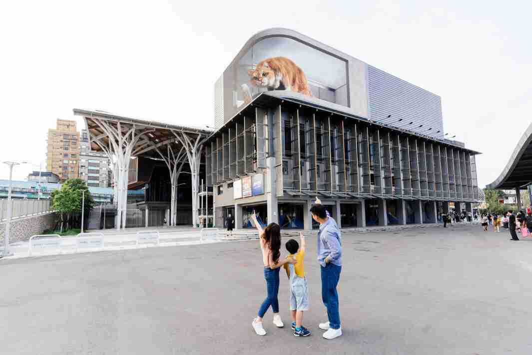 NG大舞台打造全台最大户外裸视3D LED弧形萤幕，，，，将超立体的软萌胖橘猫动画活跃于顶楼外墙