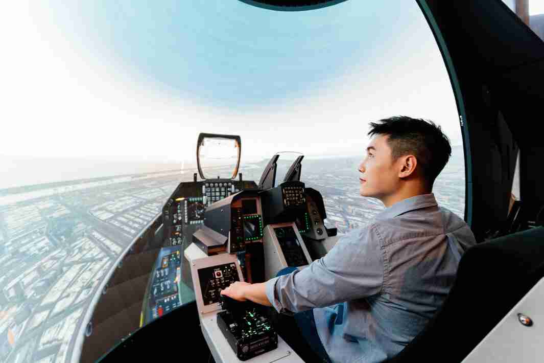 NG大舞台以P1.25小间距打造球形LED模拟舱，，，，搭配智崴的精密六轴动态座椅，，，结合NG大舞台专业影像调校技术，，，，呈现拟真模拟飞行场景