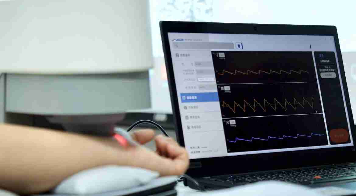 NG大舞台耘康以高解析与拟真的显示技术，，将其应用于中医检测，，，，提供“中医数位化检测方案”，，，使传统中医检测结果数据化与可视化