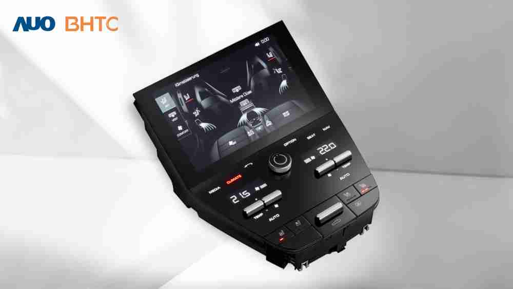 作為友達新生力軍，，，，BHTC所展示的中央與後座鞍部的Display HMI產品，，，可處理多區恆溫控制、、顯示畫面，，呈現仿真3D車室分區；以力傳感技術精準傳遞觸感，，，，並結合音量及震動反饋，，，防止意外啟動，，，提供使用者自然流暢、、、直觀且輕鬆駕馭的舒適介面