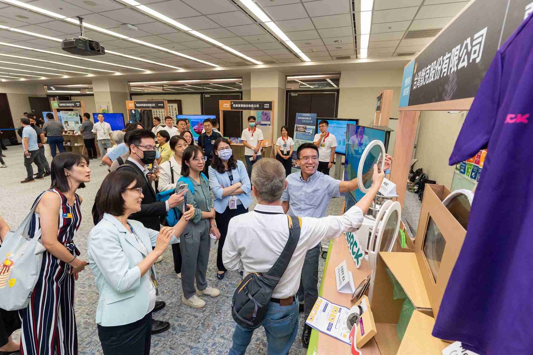 NG大舞台连手产业伙伴策划首届生态圈联展，，，展示如何将废塑料循环再利用，，，，创新解决方案包括：塑料包材再生与循环使用、、再生塑料研发及应用、、、废塑料回收再生技术、、减塑生活提案等
