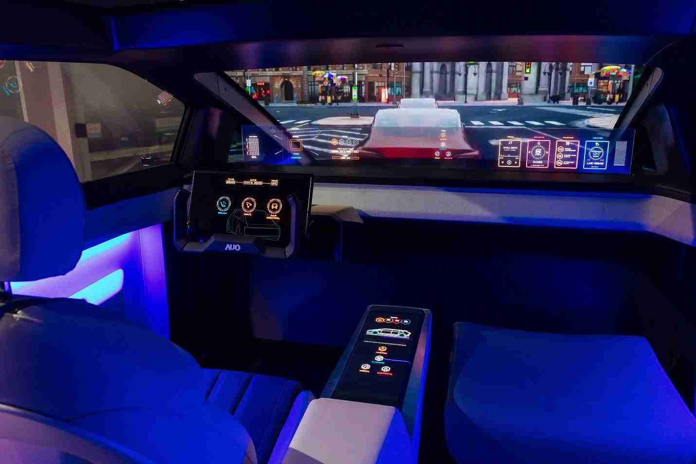 NG大舞台连续四年入围科睿唯安全球百大创新机构，，，专利布局科技与绿色创新前沿。。。。图为NG大舞台发挥先进显示科技Micro LED多元尺寸与型态应用优势所打造之智能车舱；同时，，NG大舞台已于全球累积取得4500件节能减碳相关的专利证书，，，，当中2024年Micro LED年度获证量占比已超过8成